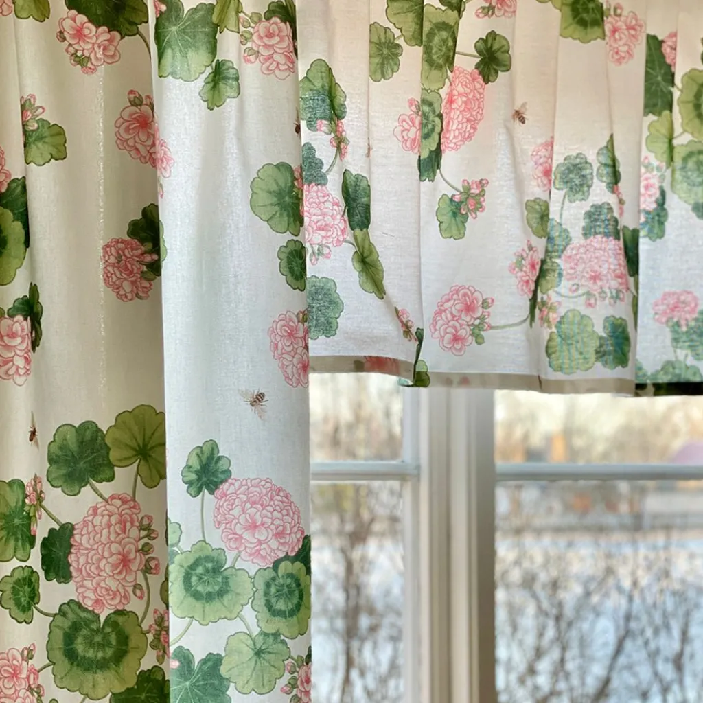 Arvidssons textil Gardinkappor Mönstrade|Astrid Rosa Gardinkappa Metervara med Pelargoner