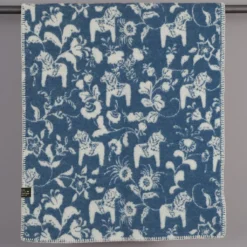 Arvidssons textil Babyfiltar|Ullplädar|Barnfilt Leksand blå 65x95cm med dalahästar och kurbits