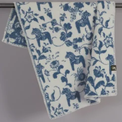 Arvidssons textil Babyfiltar|Ullplädar|Barnfilt Leksand blå 65x95cm med dalahästar och kurbits