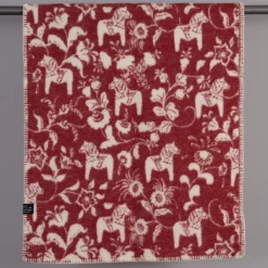 Arvidssons textil Babyfiltar|Ullplädar|Barnfilt Leksand röd 65x95cm med dalahästar och kurbits