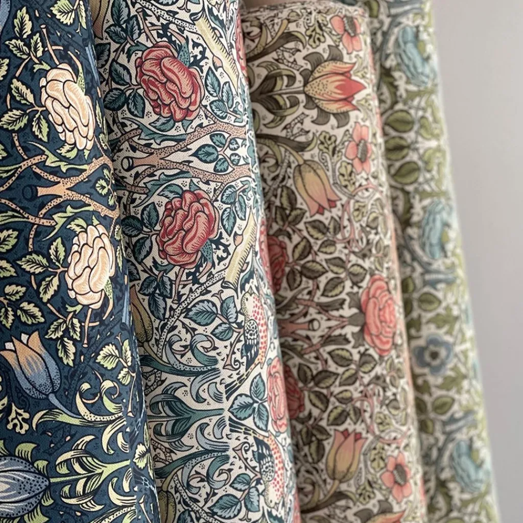 Arts & Crafts Tyger|Gardintyger Mönstrade|Birds and roses aprikos tyg