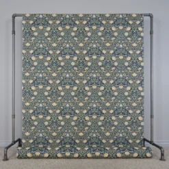 Arts & Crafts Tyger|Gardintyger Mönstrade|Birds and roses marin tyg