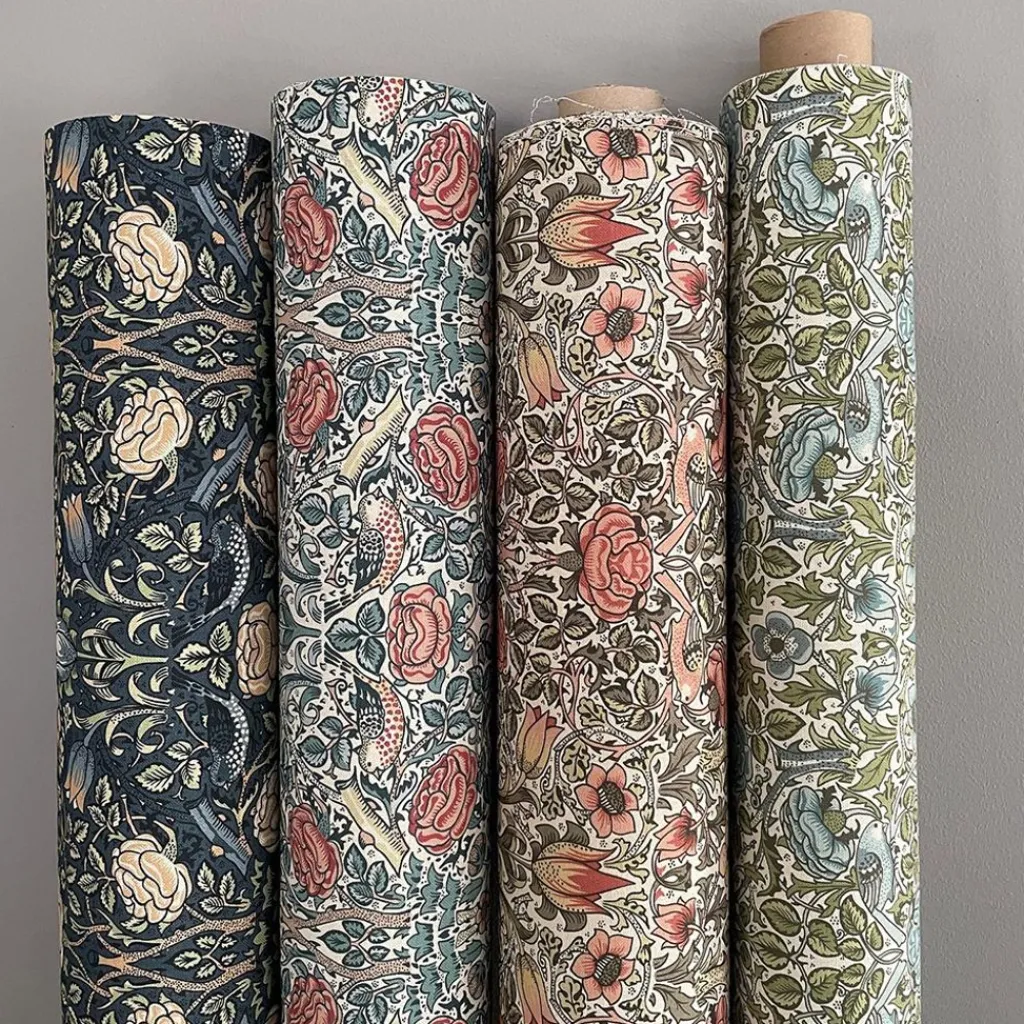 Arts & Crafts Tyger|Gardintyger Mönstrade|Birds and roses petrol tyg