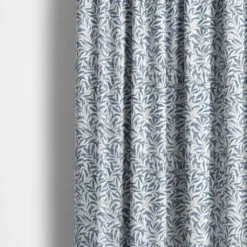 Nordisk Textil Arts & Crafts Tyger|Gardintyger Mönstrade|Ester duvblå tyg – klassiskt bladmönster i duvblått