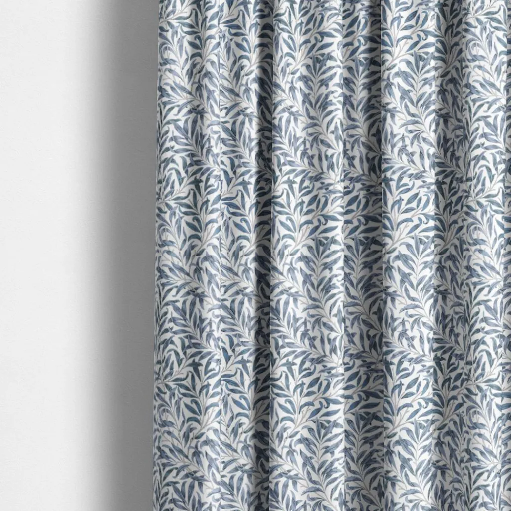 Nordisk Textil Arts & Crafts Tyger|Gardintyger Mönstrade|Ester duvblå tyg – klassiskt bladmönster i duvblått