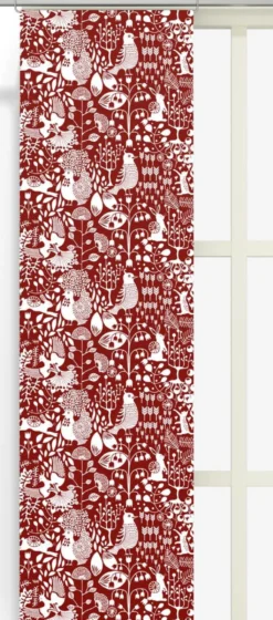 Arvidssons textil Panelgardiner|Fýri röd panelgardiner med naturinspirerat mönster