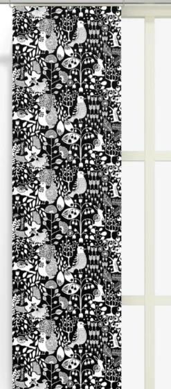 Arvidssons textil Panelgardiner|Fýri svart panelgardiner med naturinspirerat mönster