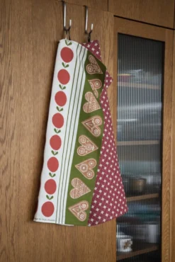 Almedahls Kökshandduk|Jul I Köket|Frukt och kaka kökshandduk – rödgrön jultextil i lin & bomull