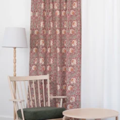 Nordisk Textil Gardiner Mönstrade|Julgardiner|Grace röd gardiner - Klassisk blommig Arts and Crafts design