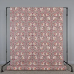 Nordisk Textil Arts & Crafts Tyger|Gardintyger Mönstrade|Grace röd tyg - Klassisk blommig Arts and Crafts design