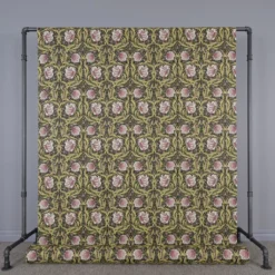 Arts & Crafts Tyger|Gardintyger Mönstrade|Grace rosa/grön tyg - Klassisk blommig Arts and Crafts design