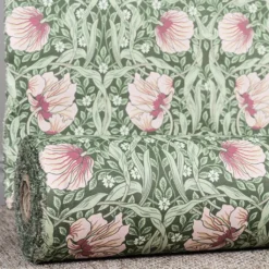 Nordisk Textil Arts & Crafts Tyger|Gardintyger Mönstrade|Grace rosa/ljusgrön tyg - Klassisk blommig Arts and Crafts design