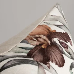 Fondaco Mönstrade Kuddfodral|Iris offwhite kuddfodral 48x48cm vackra irisblommor i milda färger
