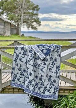 Kerstin Landström Design Ullfiltar|Jugend blå ullfilt 130x180cm -