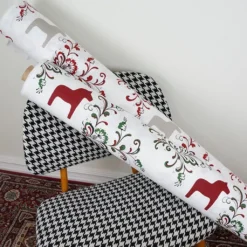 Arvidssons textil Gardintyger Mönstrade|Rea Gardintyger|Kurbits beige-röd tyg med dalahästar