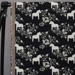 Arvidssons textil Mönstrade Möbeltyger|Kurbits mini svart-grå jacquardtyg med dalahästar
