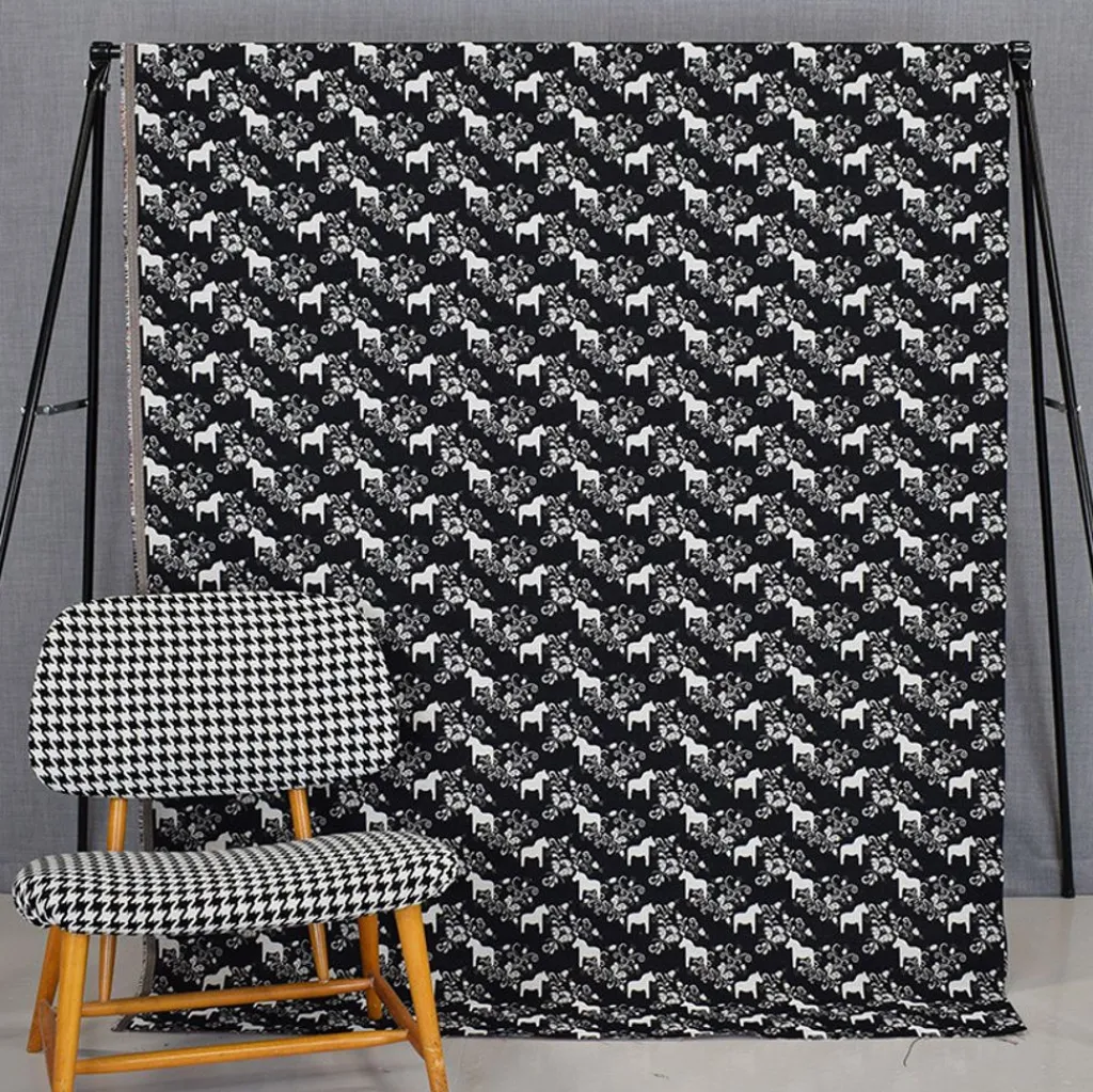 Arvidssons textil Mönstrade Möbeltyger|Kurbits mini svart-grå jacquardtyg med dalahästar