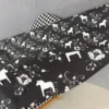 Arvidssons textil Gardintyger Mönstrade|Arvidssons Textil|Kurbits svart-grå tyg med dalahästar