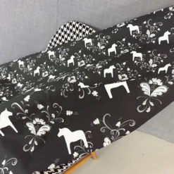 Arvidssons textil Gardintyger Mönstrade|Arvidssons Textil|Kurbits svart-grå tyg med dalahästar