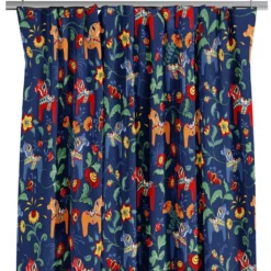 Arvidssons textil Gardiner Mönstrade|Leksand blå gardiner med traditionellt dalahästtryck