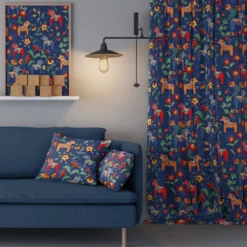 Arvidssons textil Gardiner Mönstrade|Leksand blå gardiner med traditionellt dalahästtryck