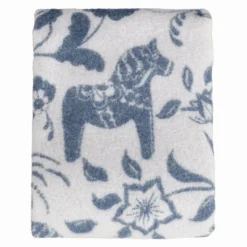 Arvidssons textil Ullplädar|Leksand blå ullpläd 130x170 cm – dalahästar i 100% ull