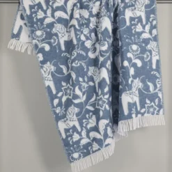 Arvidssons textil Ullplädar|Leksand blå ullpläd 130x170 cm – dalahästar i 100% ull