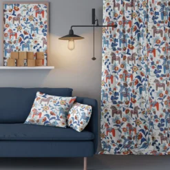 Arvidssons textil Gardiner Mönstrade|Leksand dalablå gardiner med traditionellt dalahästtryck
