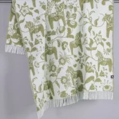Arvidssons textil Ullplädar|Leksand grön ullpläd 130x170 cm – dalahästar i 100% ull