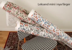 Arvidssons textil Gardintyger Mönstrade|Arvidssons Textil|Leksand mini dalablå tyg med traditionellt dalahästtryck
