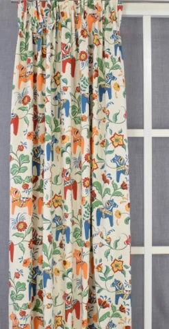 Arvidssons textil Gardiner Mönstrade|Leksand natur gardiner med traditionellt dalahästtryck
