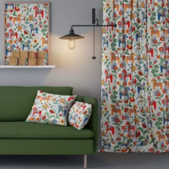 Arvidssons textil Gardintyger Mönstrade|Arvidssons Textil|Leksand natur tyg med traditionellt dalahästtryck