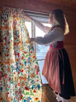 Arvidssons textil Gardintyger Mönstrade|Arvidssons Textil|Leksand natur tyg med traditionellt dalahästtryck