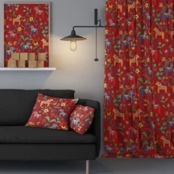 Arvidssons textil Gardiner Mönstrade|Julgardiner|Leksand röd gardiner med traditionellt dalahästtryck