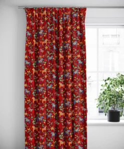 Arvidssons textil Gardiner Mönstrade|Julgardiner|Leksand röd gardiner med traditionellt dalahästtryck