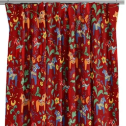 Arvidssons textil Gardiner Mönstrade|Julgardiner|Leksand röd gardiner med traditionellt dalahästtryck