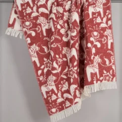 Arvidssons textil Ullplädar|Leksand röd ullpläd 130x170cm – dalahästar i 100% ull