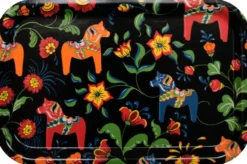 Arvidssons textil Brickor|Jul I Köket|Leksand svart bricka med traditionellt dalahästmönster