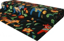 Arvidssons textil Gardintyger Mönstrade|Arvidssons Textil|Leksand svart tyg med traditionellt dalahästtryck