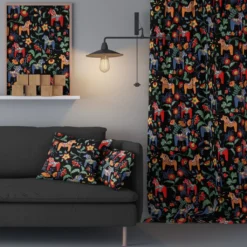 Arvidssons textil Gardintyger Mönstrade|Arvidssons Textil|Leksand svart tyg med traditionellt dalahästtryck