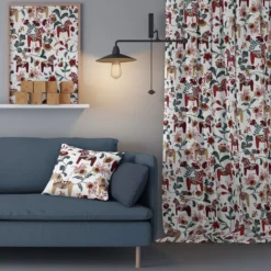 Arvidssons textil Gardiner Mönstrade|Leksand vinröd-petrol gardiner med traditionellt dalahästtryck