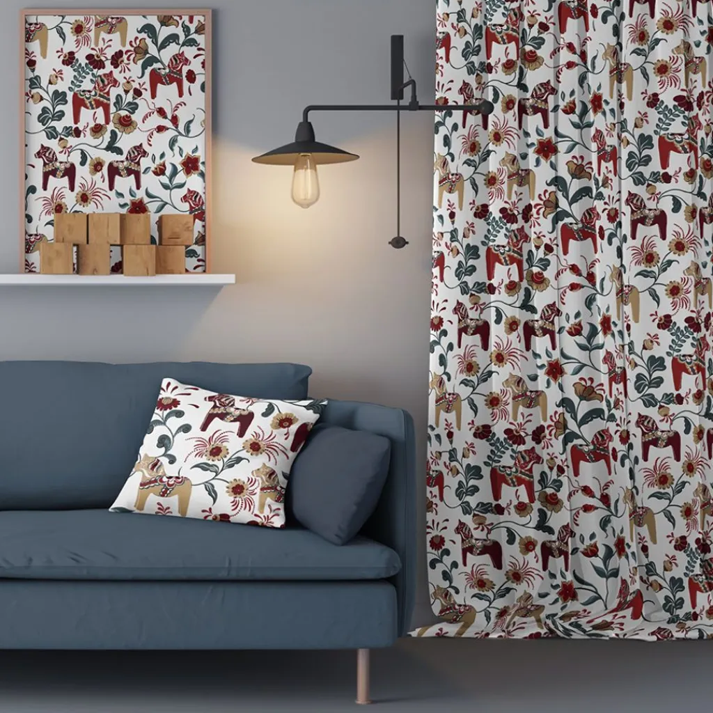 Arvidssons textil Gardintyger Mönstrade|Arvidssons Textil|Leksand vinröd-petrol tyg med traditionellt dalahästtryck