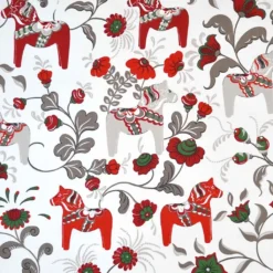 Arvidssons textil Gardintyger Mönstrade|Arvidssons Textil|Leksand vit-röd tyg med traditionellt dalahästtryck