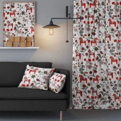 Arvidssons textil Gardintyger Mönstrade|Arvidssons Textil|Leksand vit-röd tyg med traditionellt dalahästtryck