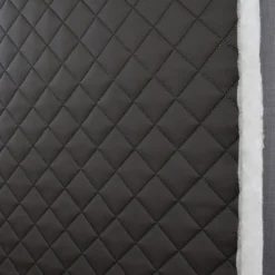 Mönstrade Fuskskinn|Niva XL svart fuskskinn - vadderat svart fuskskinn med stor diagonalquiltning
