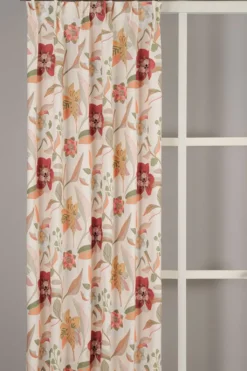 Nordisk Textil Gardiner Mönstrade|Paths gardiner - ljusa nyanser med blomstermotiv