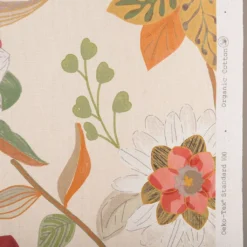 Gardintyger Mönstrade|Paths tyg - ett tyg med blomster i varm färgskala