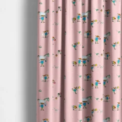 Barn Arvidssons textil Gardintyger Mönstrade|Barnmönster|Pippi med vänner rosa tyg