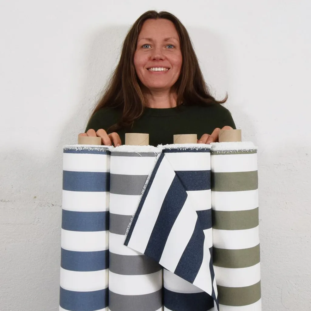 Nordisk Textil Randiga Möbeltyger|Rutor & Ränder|Preston vit och ljusgrå bredrandigt tyg
