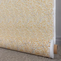 Jakobsdals Arts & Crafts Tyger|Gardintyger Mönstrade|Ramas gul tyg med kvistar och blad